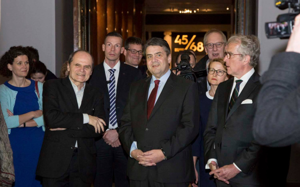 Kurator Eckhart Gillen und Sigmar Gabriel bei der Ausstellungseröffnung in Moskau. 
