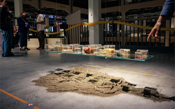 Ausstellungsansicht Assembling Grounds