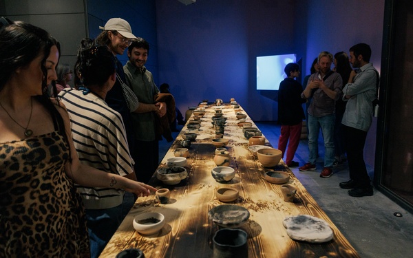 Blick in die Ausstellung Assembling Grounds