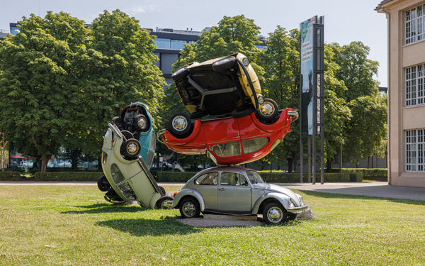 Übereinandergestapelte Autos