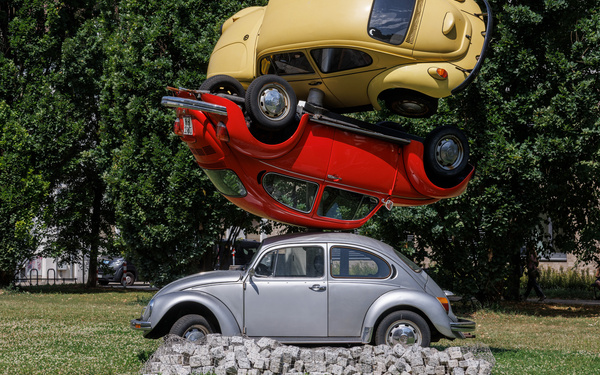 Übereinandergestapelte Autos