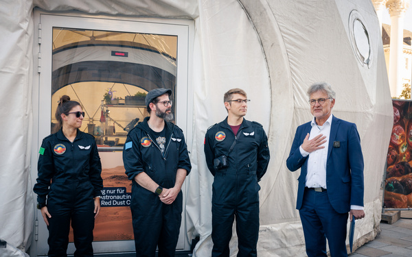 Zu sehen sind die drei ZKM-Astronaut:innen zusammen mit Frank Mentrup.
