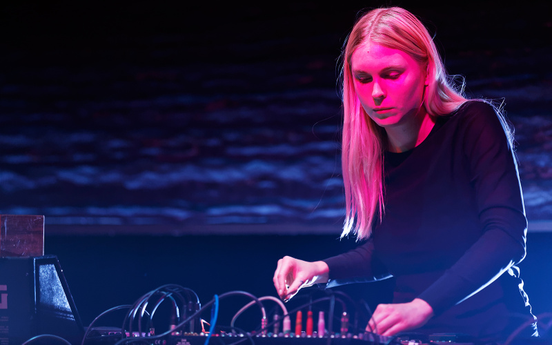 Die Klangkünstlerin Puce Mary während ihres Auftritts im ZKM-Kubus im Rahmen des Festivals »Sonic Experiments« im Juli 2015.