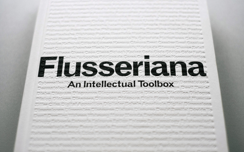 Cover der Publikation »Flusseriana«: Schwarze Schrift auf weißem Grund