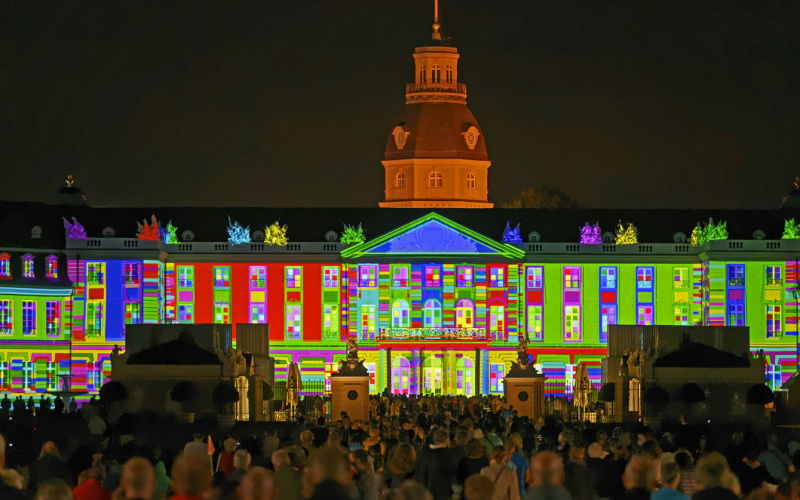 Auf das Karlsruher Schloss werden bunte Kacheln proijziert