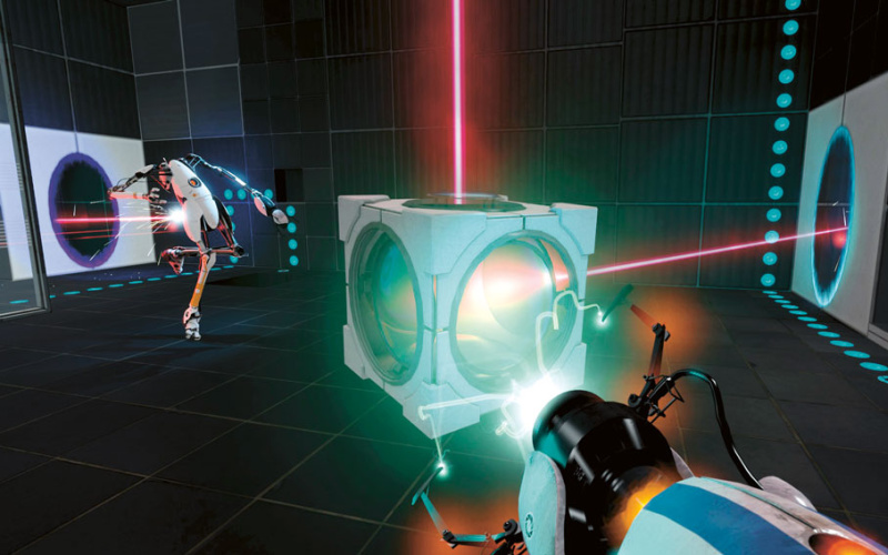 Aus der Ego-Perspektive fällt der Blick auf einen Kubus durch den Laserstrahlen gehen