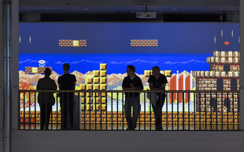 Menschen an einem Geländer vor der Installation Long Marc: Restart