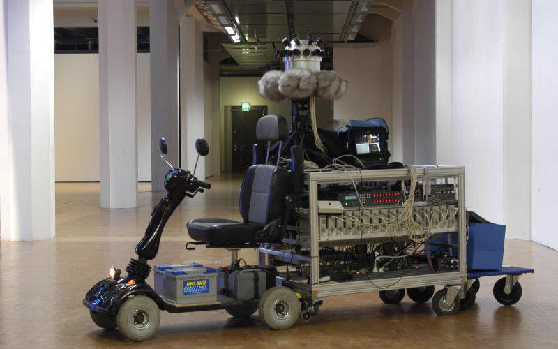 Ein Roller mit einer Kamera und weiteren technischen Geräten obendrauf