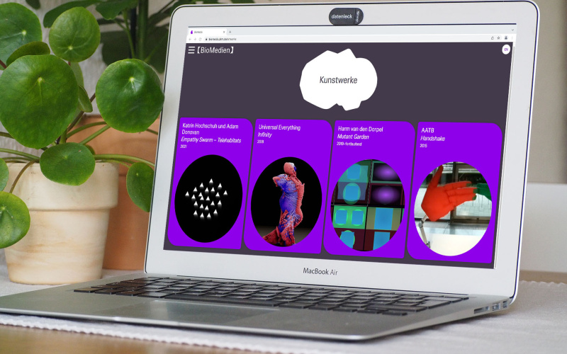 Photo of a laptop with screenshot of the digital exhibition platform on »BioMedia«