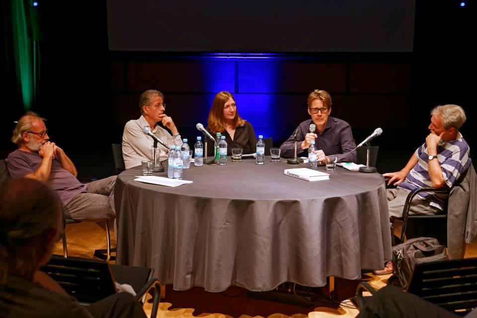 Fünf Personen auf dem Podium der Veranstaltung »Flusser-Talks«