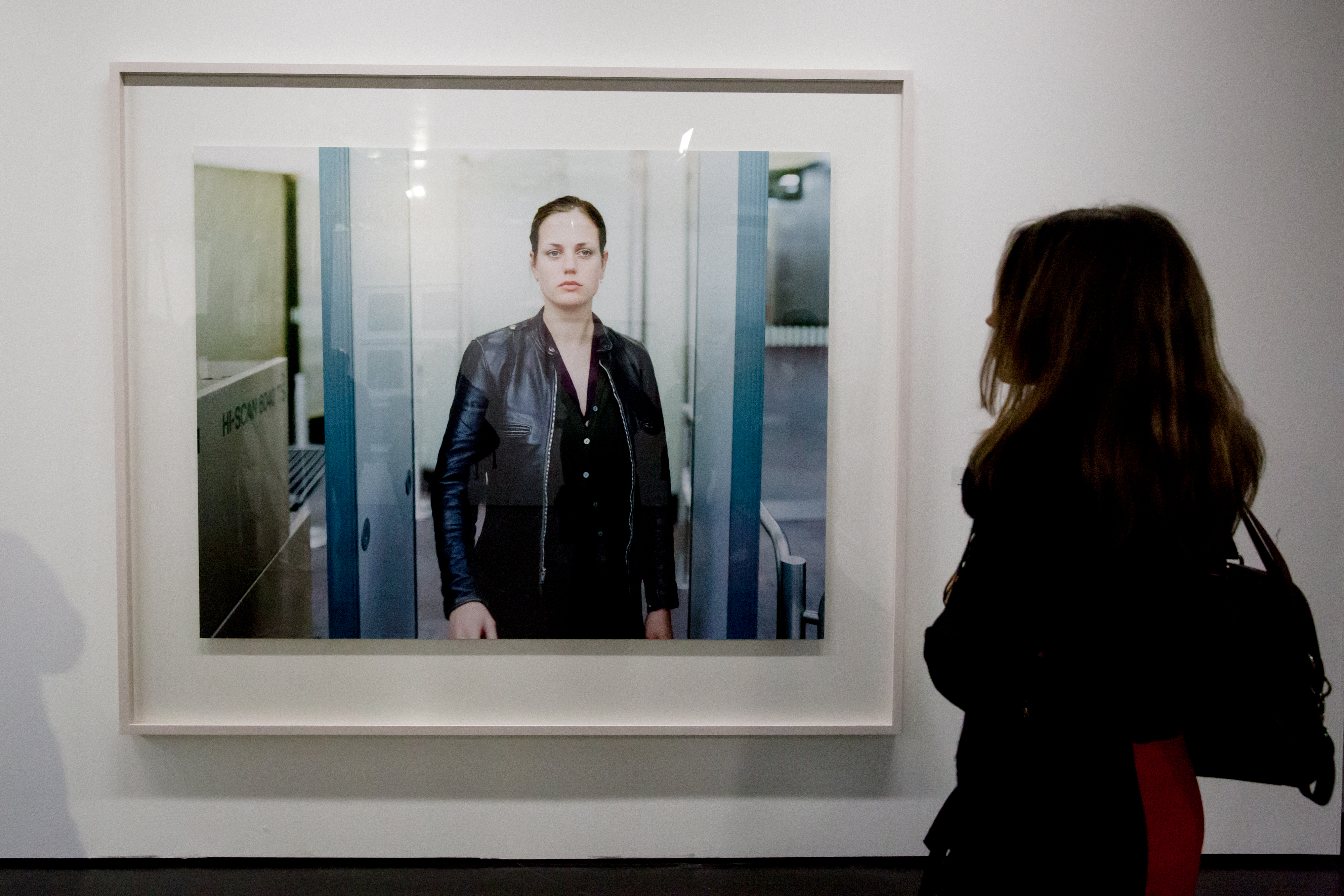 A woman ist standing in front of a photograph