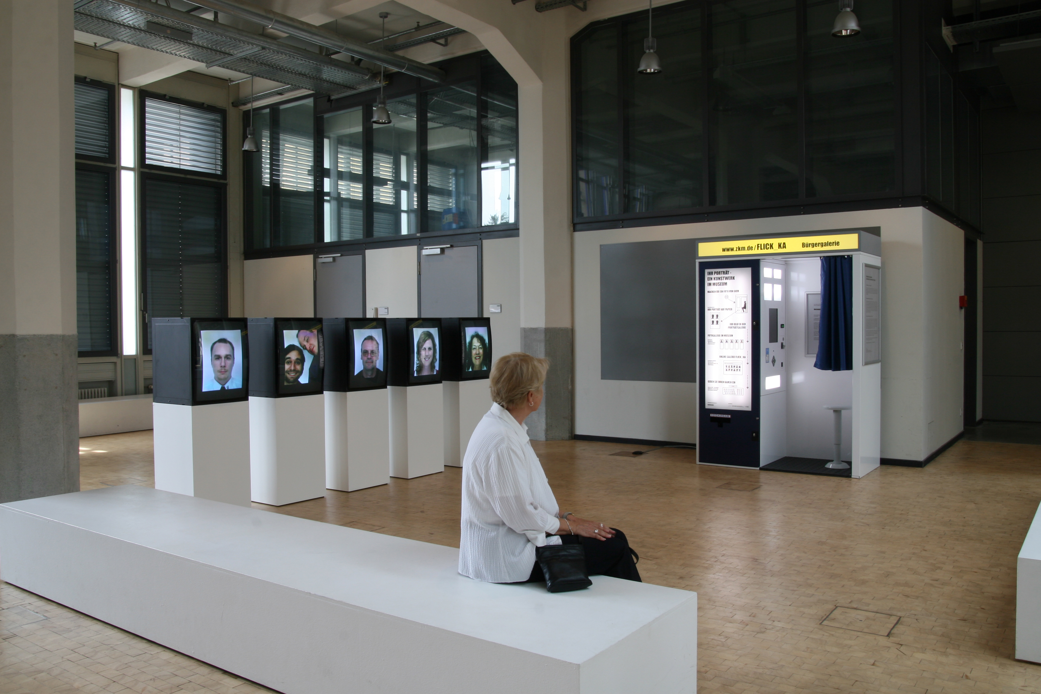 ZKM_Foyer mit dem Fotoautomaten im Hintergrund