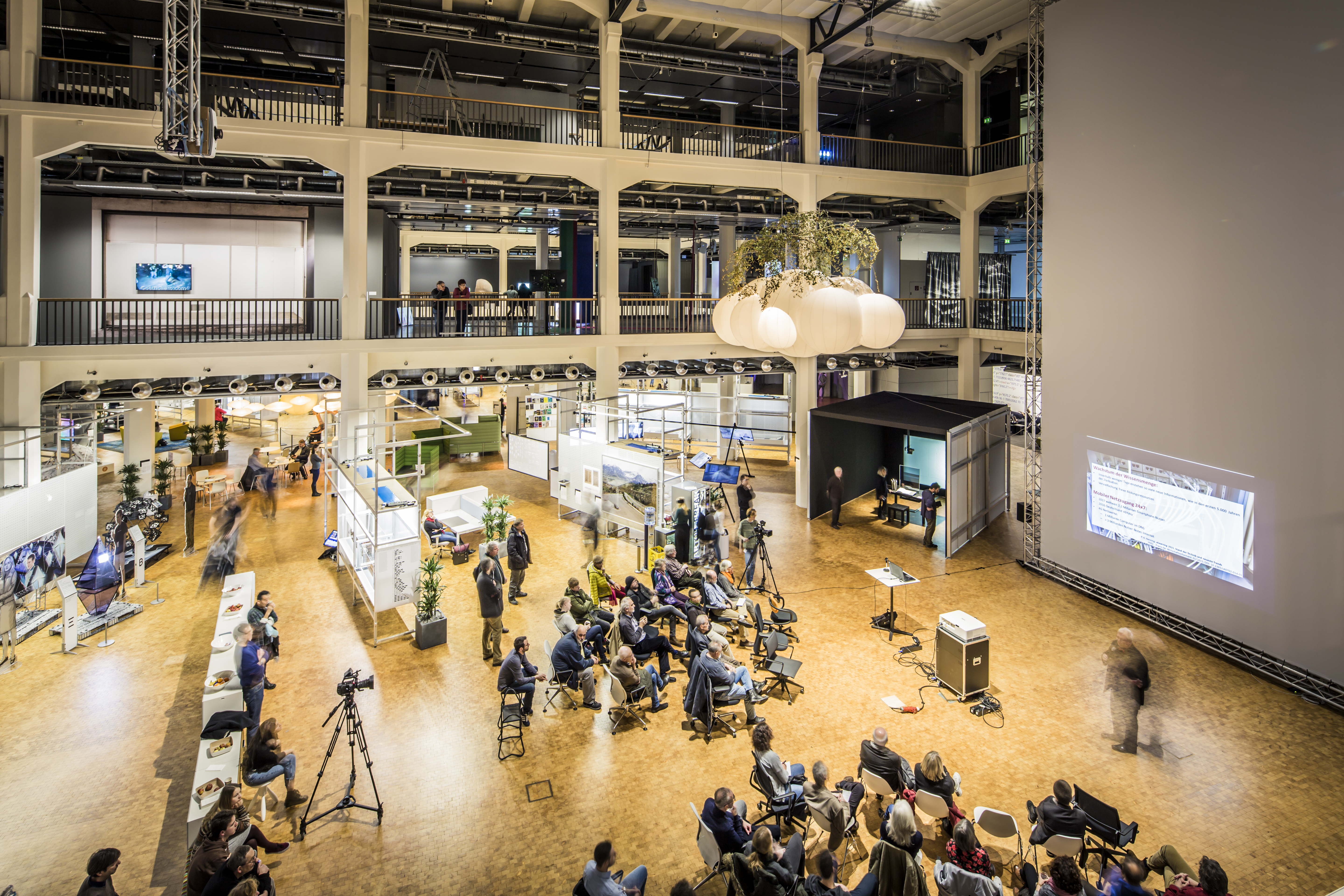  The picture shows the crowded OpenHub space of the exhibition »Open Codes«