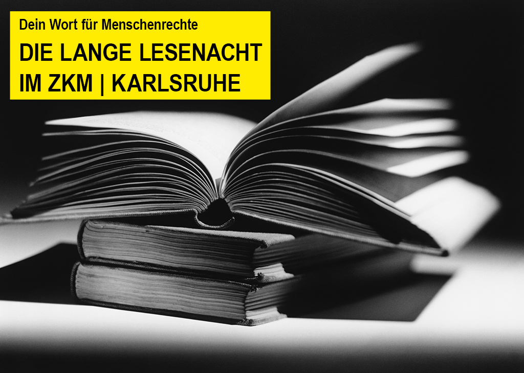 Ein aufgeklapptes Buch auf mehreren Büchern