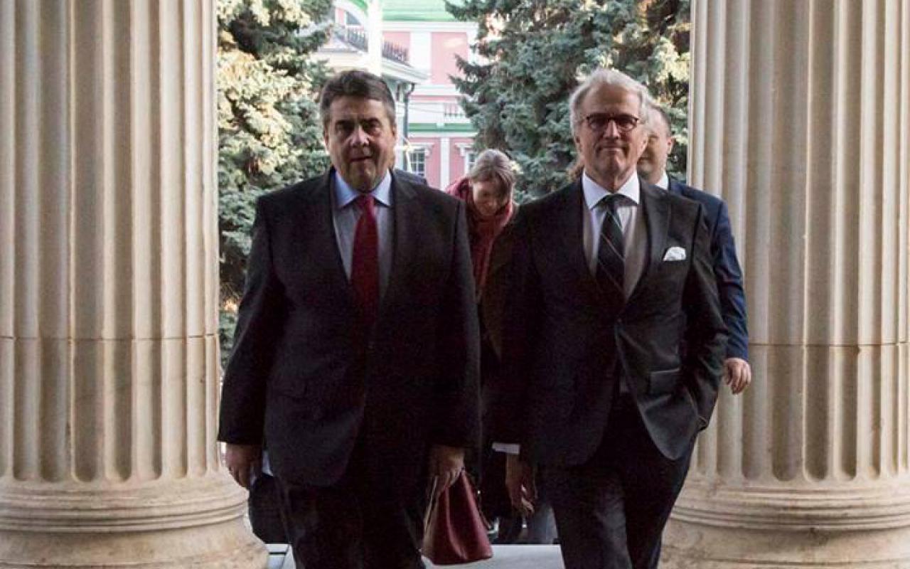  Sigmar Gabriel and another man go to the entrance of the »Art in Europe« exhibition in Moscow.