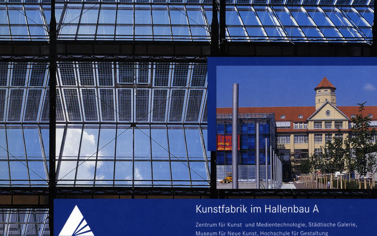Das Cover zeigt den Himmel, gesehen durch das verglaste Dach der Lichthöfe des ZKM, sowie eine Außenansicht des Museum und des Glaskubus.