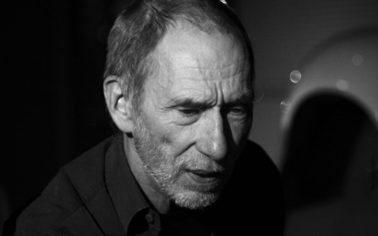 Ein schwarz-weißes Foto zeigt Frieder Nake mit konzentriertem Blick.