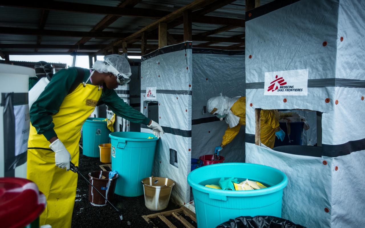 Dekontamination nach dem Verlassen der Hochsicherheitszone in  ELWA3, dem Ebola-Behandlungszentrum von Ärzte ohne Grenzen in Monrovia, Liberia.