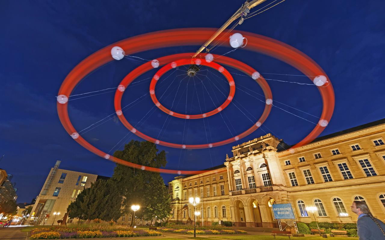 Ein riesiger roter Kreisel im Karlsruher Nachthimmel