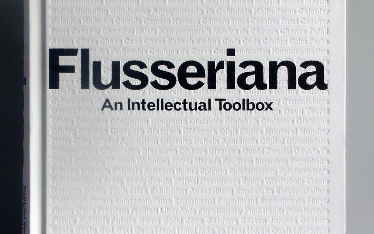 Cover der Publikation »Flusseriana«. Die Begriffe des Glossars sind auf dem weißen Cover als Tiefdruck sichtbar. 
