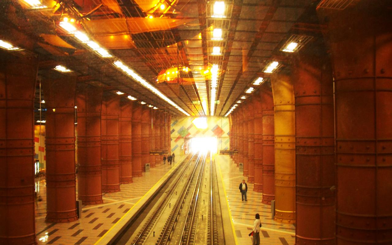 Eine Metrostation in goldenes Licht getaucht