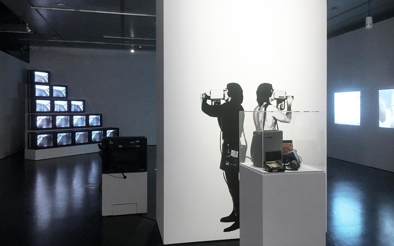 Blick in die Ausstellung »Radical Software«.