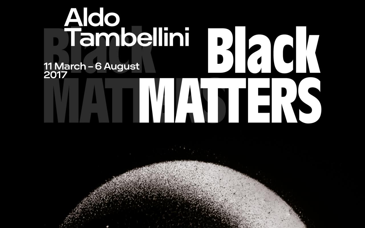Schwarzes Titelseite mit weißer Schrift und kreisförmigen Abbildung.