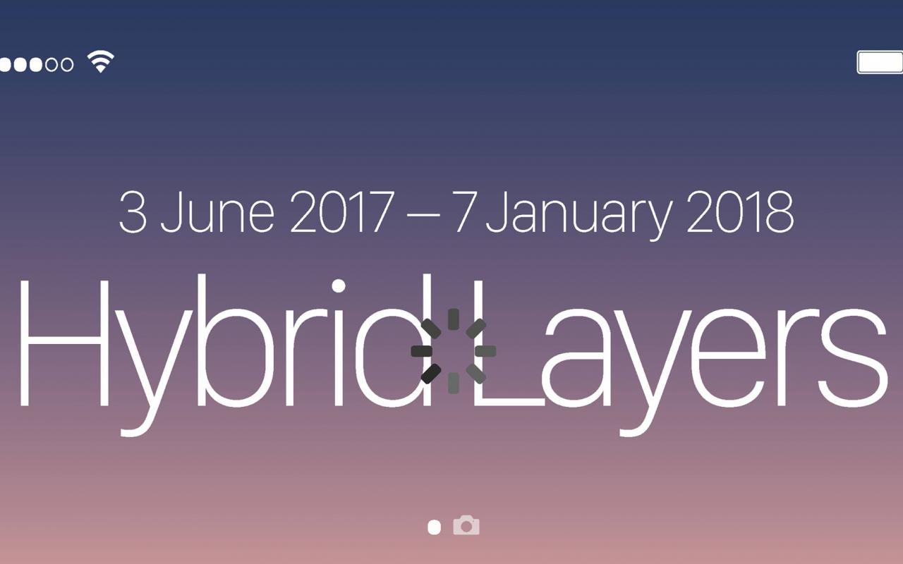 White lettering »Hybrid Layers« on a gradient from dark blue to pink
