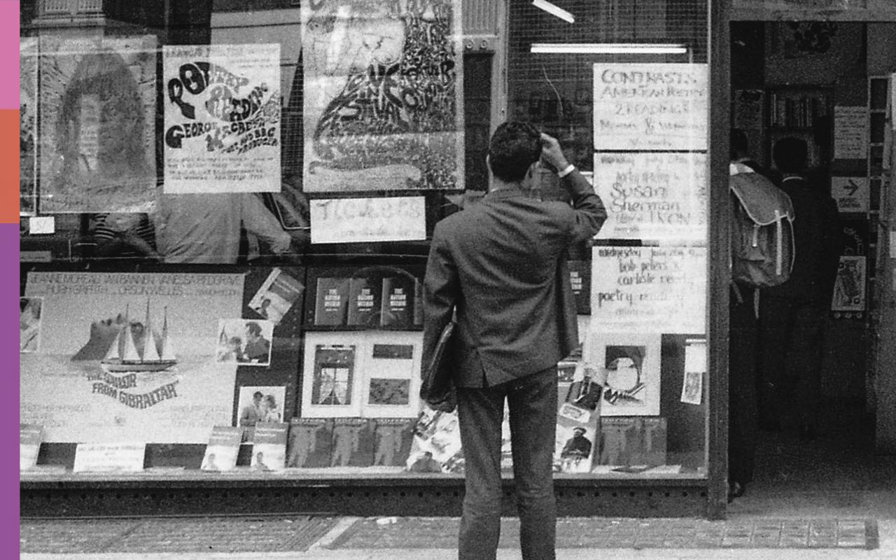 Ein Mann steht vor dem Schaufenster des Buchladen Better Books.