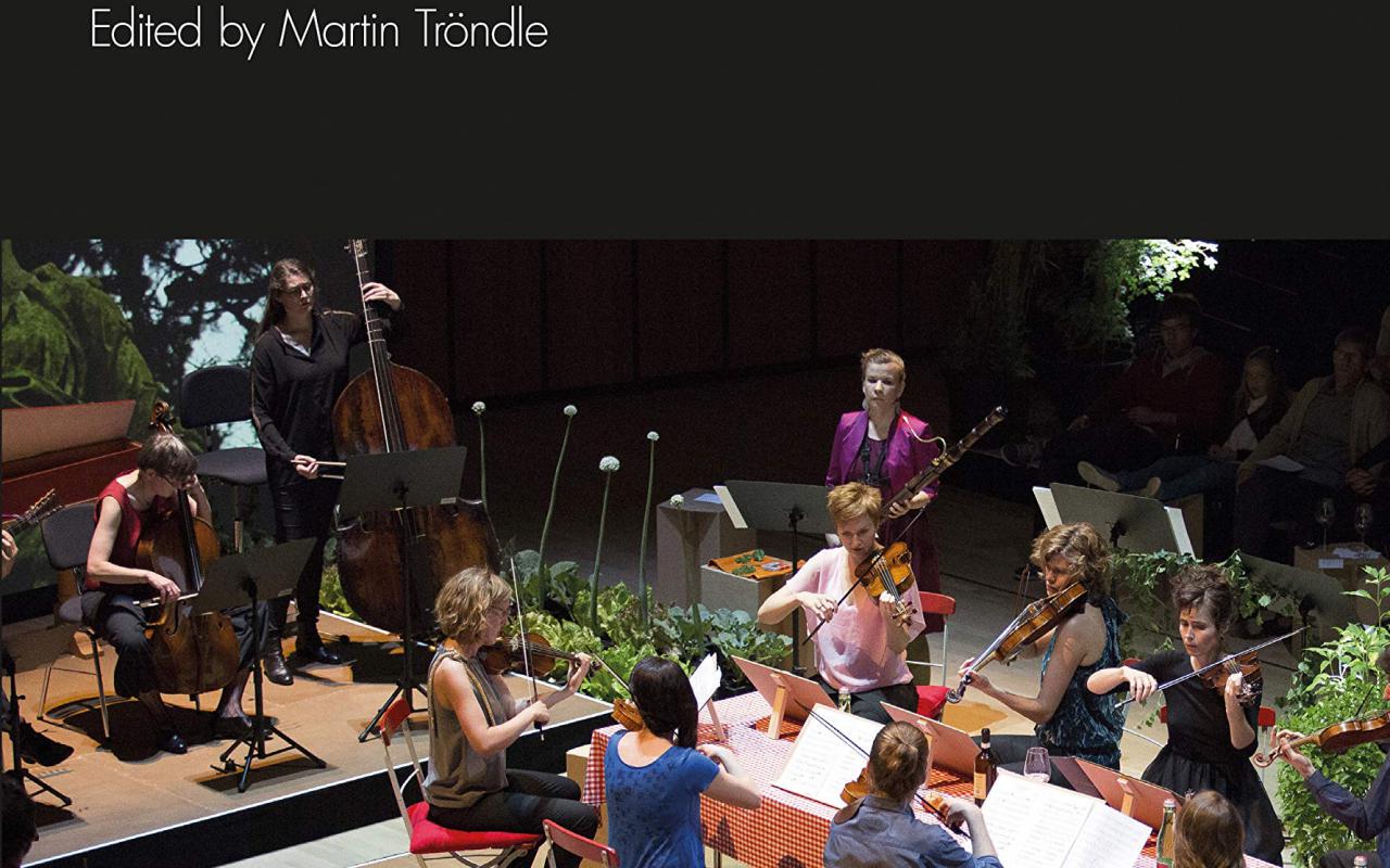 Cover der Publikation »Classical Concert Studies«, Blick in einen Konzertsaal auf Musizierende 