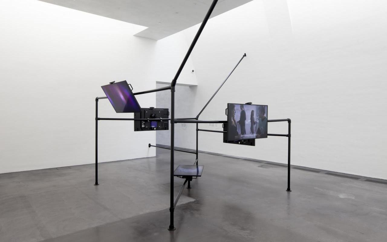 Installation of four screens in a white room