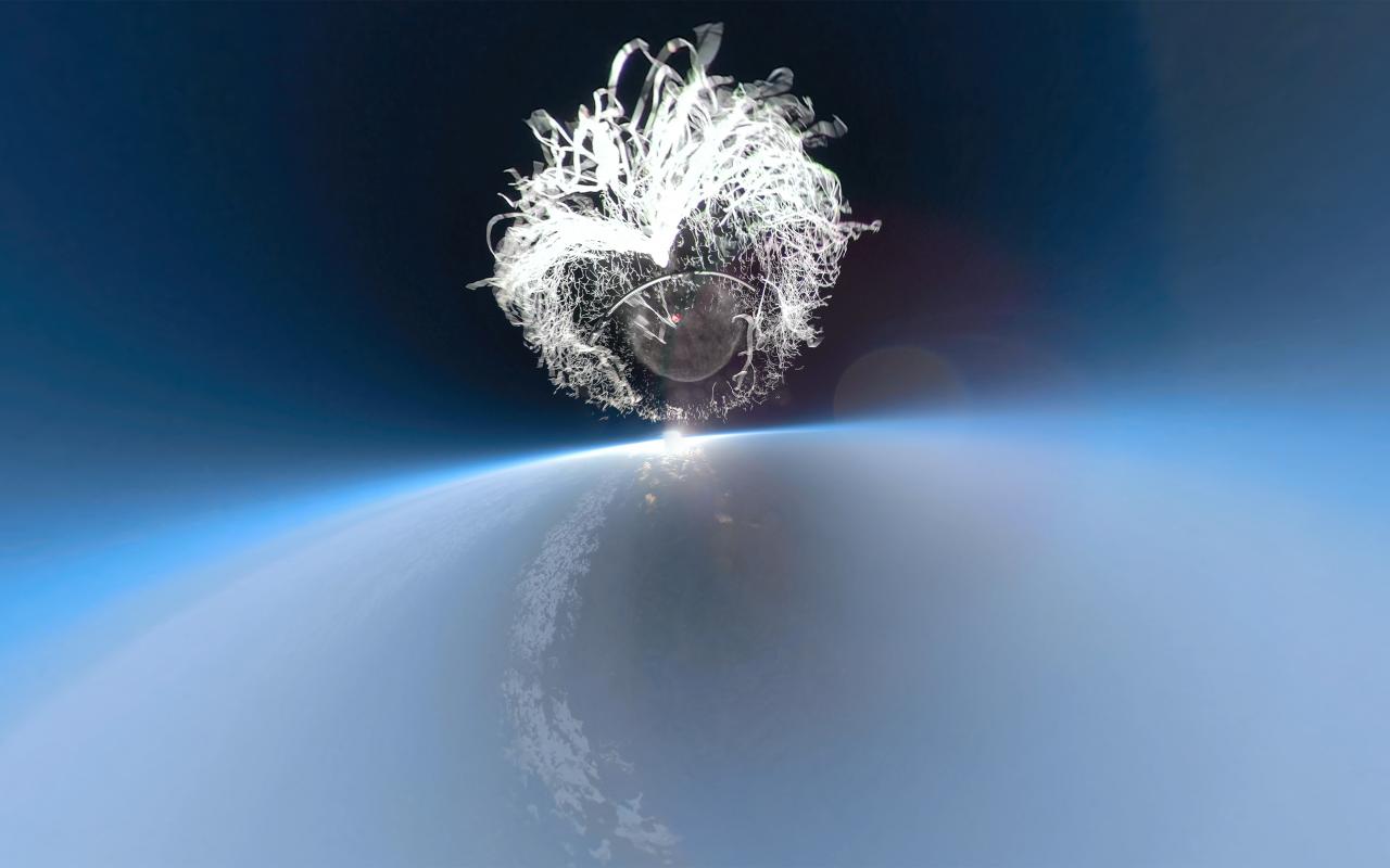Foto eines weißen Luftballons, der in der Stratosphäre zerplatzt.