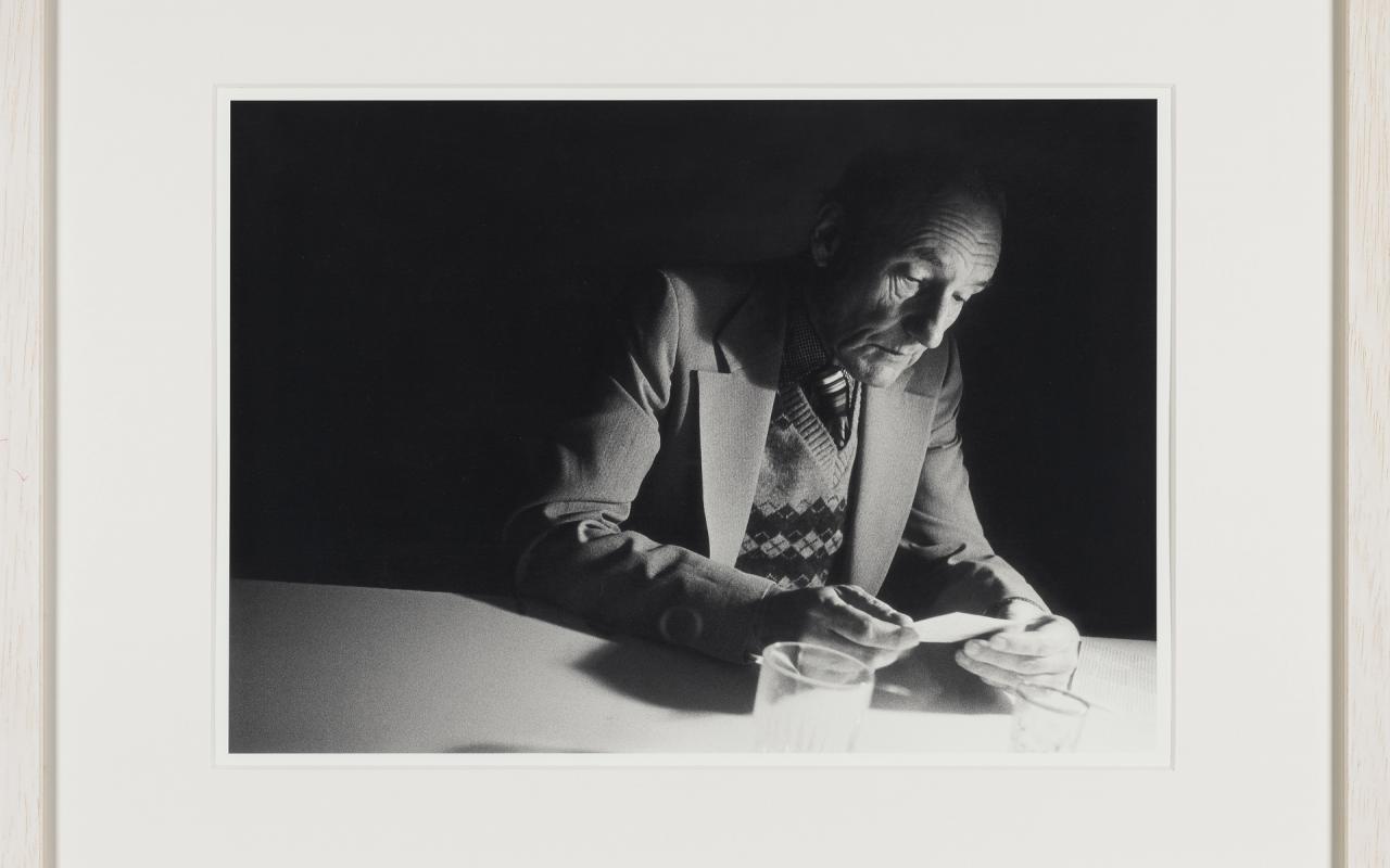 Werk - William Burroughs looking at a photograph at Brion Gysin’s Paris flat, shortly after their participation in the ten days One World Poetry Festival in Amsterdam, in October 1979
