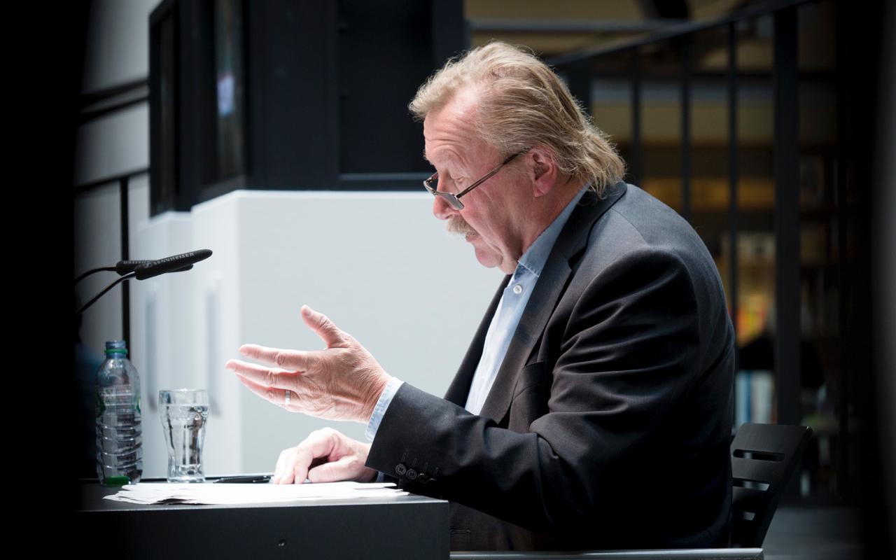 Das Foto zeigt den gestikulierenden Peter Sloterdijk bei einer Rede