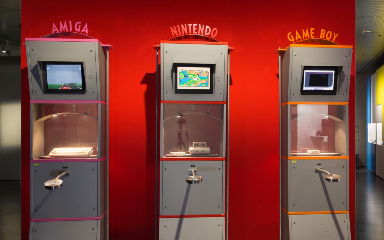 Three of out of six gaming stations of the Artwork »Ahnengalerie«.