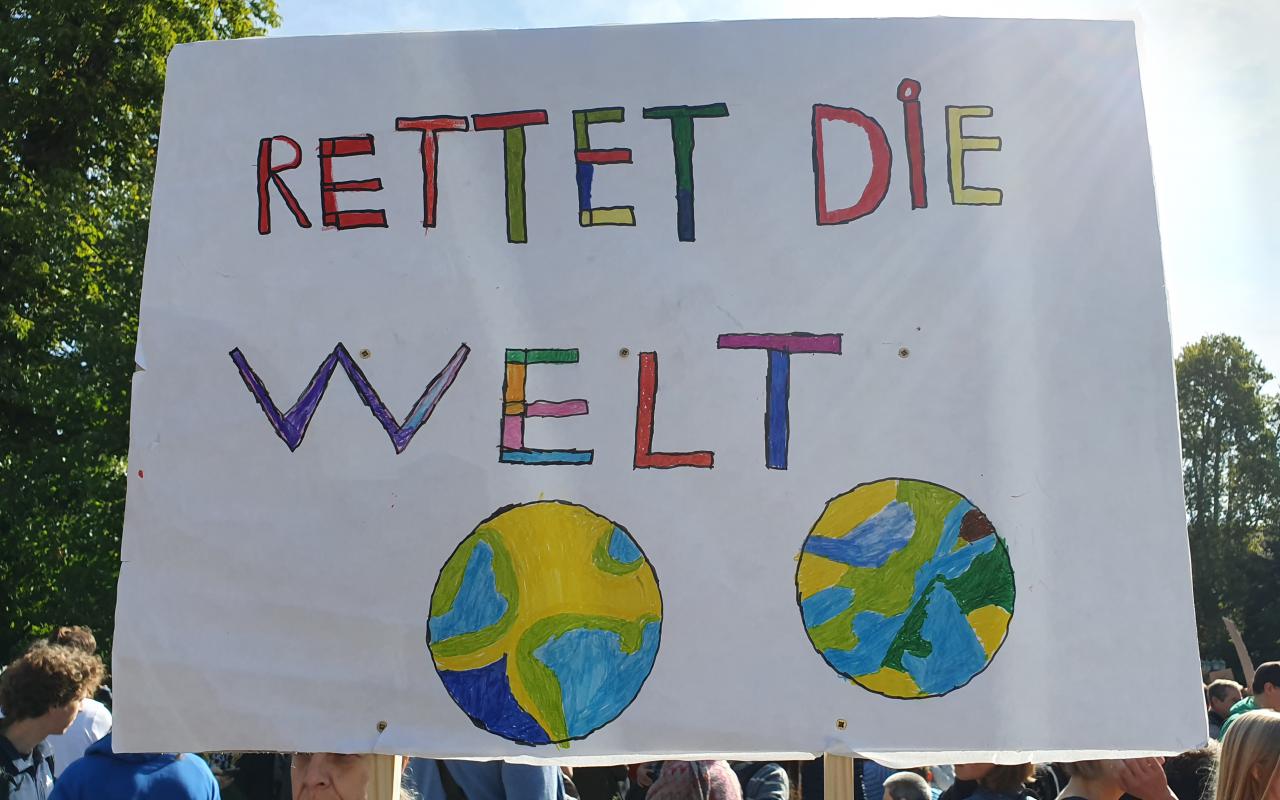 Plakat der Klimademo »Fridays for Future« mit dem Text »Rettet die Welt«
