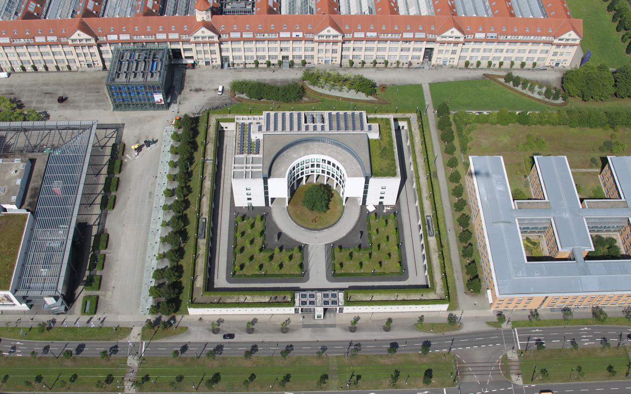 Das Foto zeigt die Vogelperspektive auf das Gebäude der Generalbundesanwaltschaft in Karlsruhe.