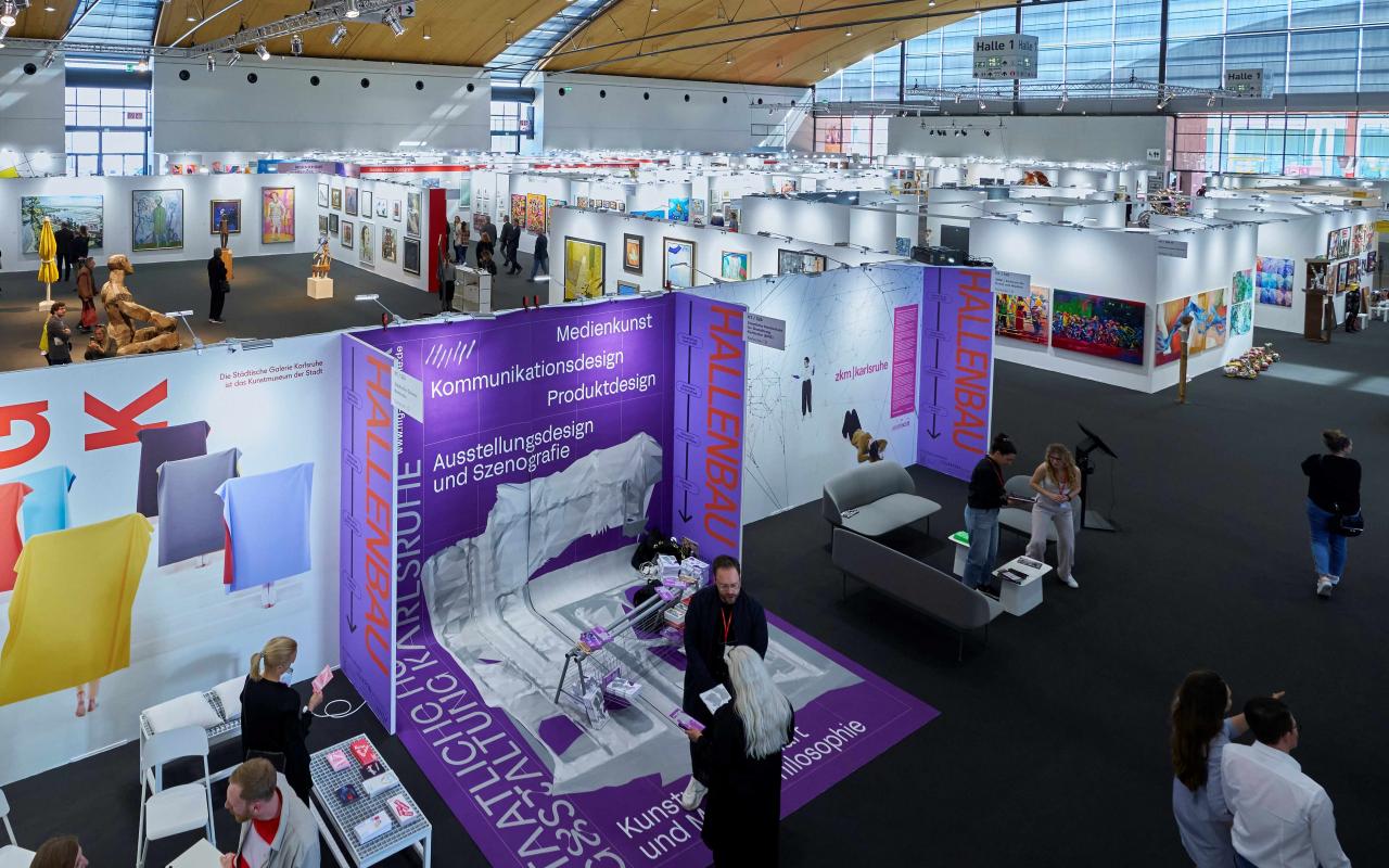 The picture shows the Hallenbau stand at art KARLSRUHE.