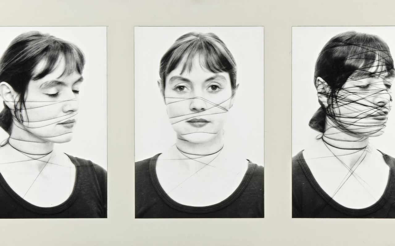 Drei Schwarz-Portraits zeigen eine Frau, die Fäden um ihr Gesicht gewickelt hat.