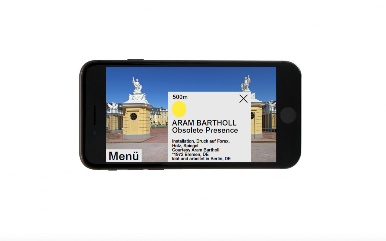 Zu sehen ist eine Animation eines Smartphones. Das Smartphone zeigt auf dem Display das Karlsruher Schloss. Vor dem Bild des Schlosses ist ein geöffnetes Pop-Up-Fenster, das Informationen zu einem Kunstwerk in der Nähe liefert.