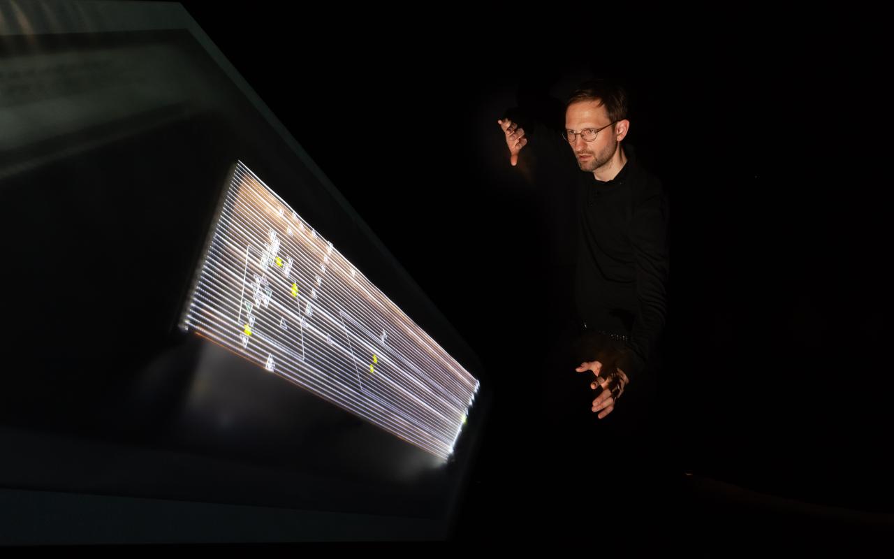 Der Künstler Gero Koenig neben seiner Installation »Chordeograph Augmented Reality«, Instrument mit grafischen Partituren als interaktive Videoinstallation