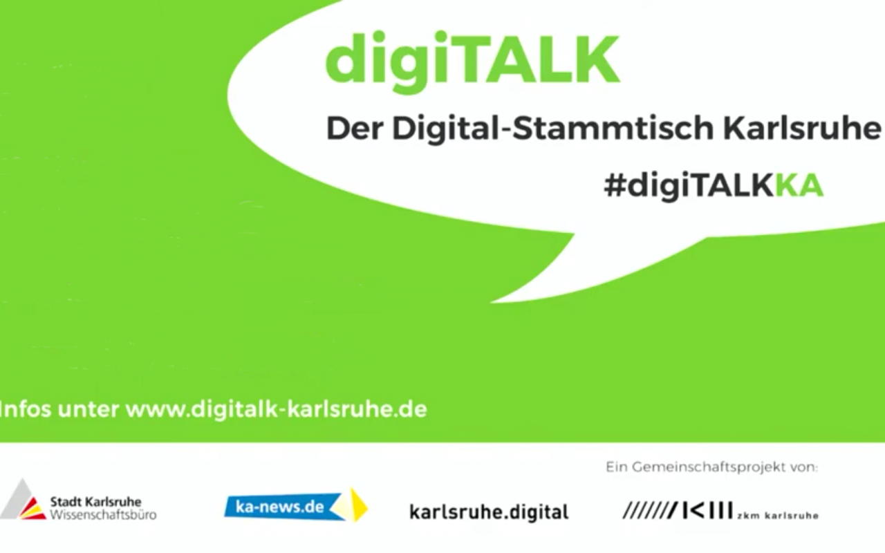 Ein Mann hält ein Mikrofon in der hand, um ihn herum sitzen Menschen und hören zu. Unten steht "Digitalk Karlsruhe" und daneben ein Symbol einer Pyramide. Links steht "#digiTALKKA" und die Andeutung einer Sprechblase.