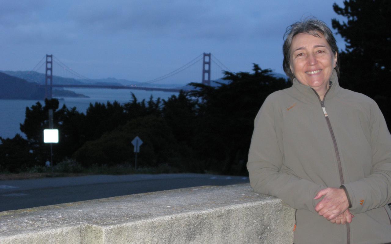 The composer and musicologist Evelyne Gayou in front of the golden gate bridge