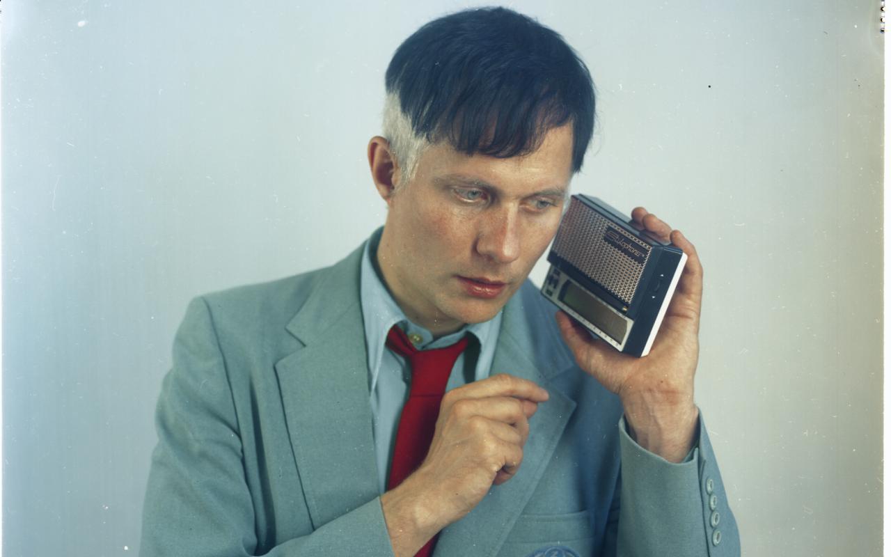 A photo of Felix Kubin in a grey-blue suit with a red tie.