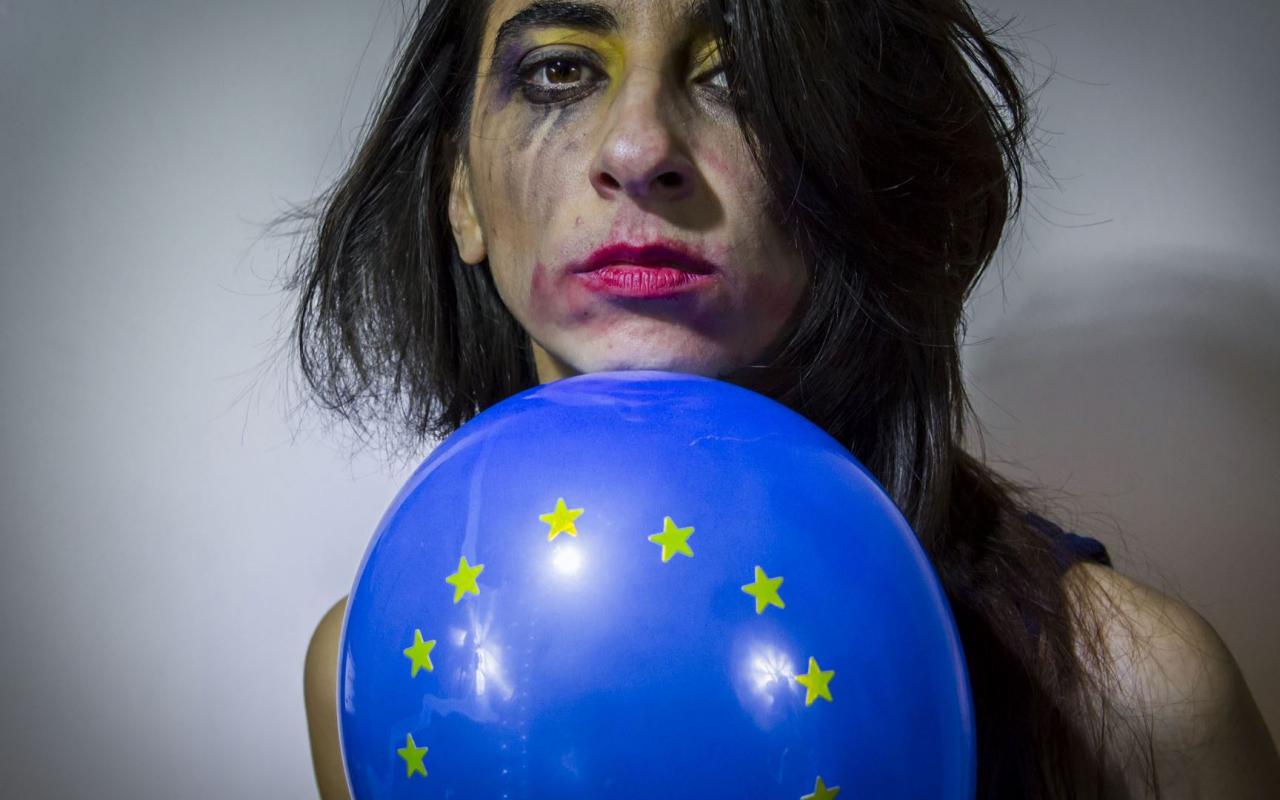 Gesicht einer Frau mit verwischtem Make-Up und Europa-Luftballon