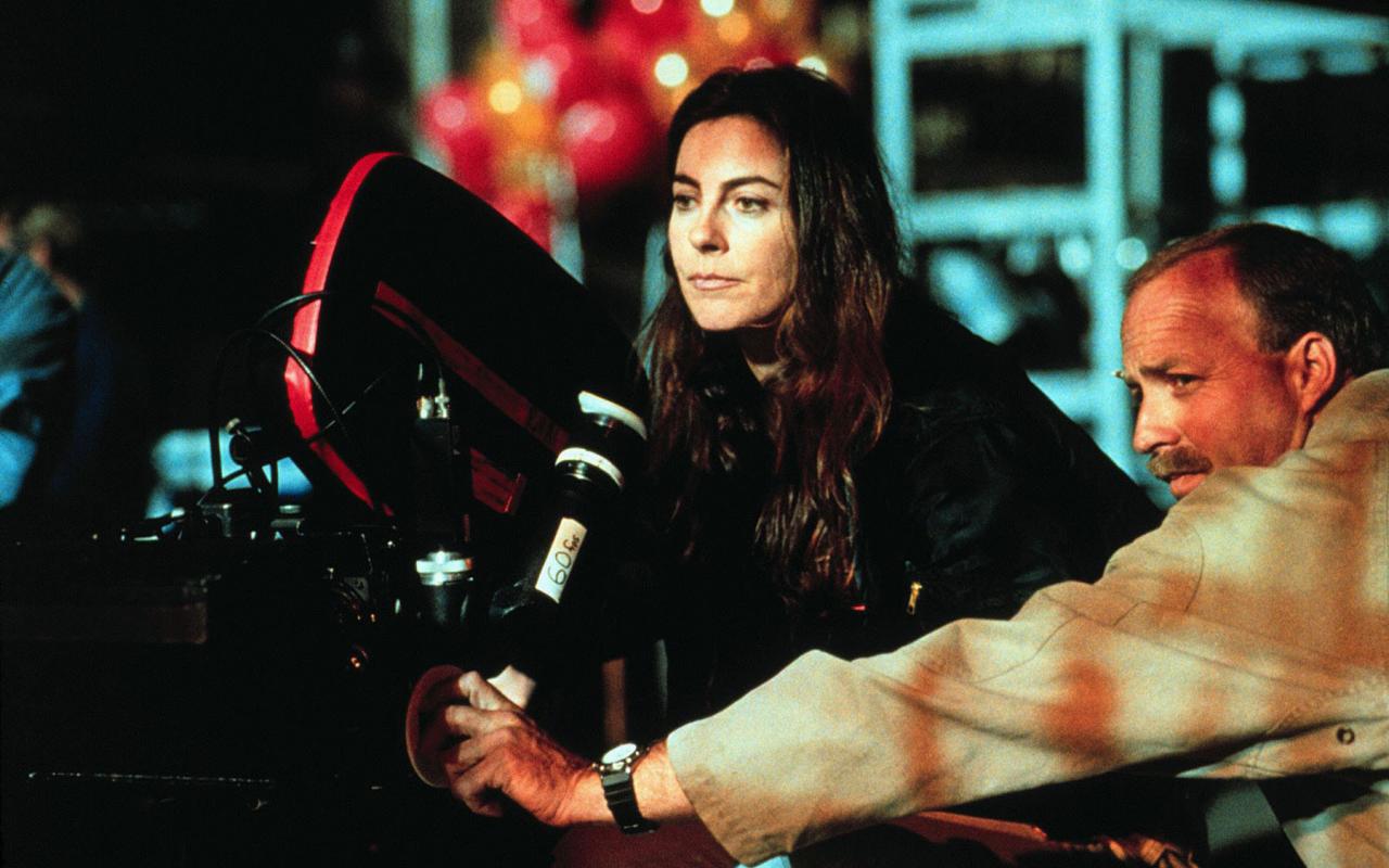 Kathryn Bigelow steht am Set von »Strange Days« (1995) hinter der Kamera.