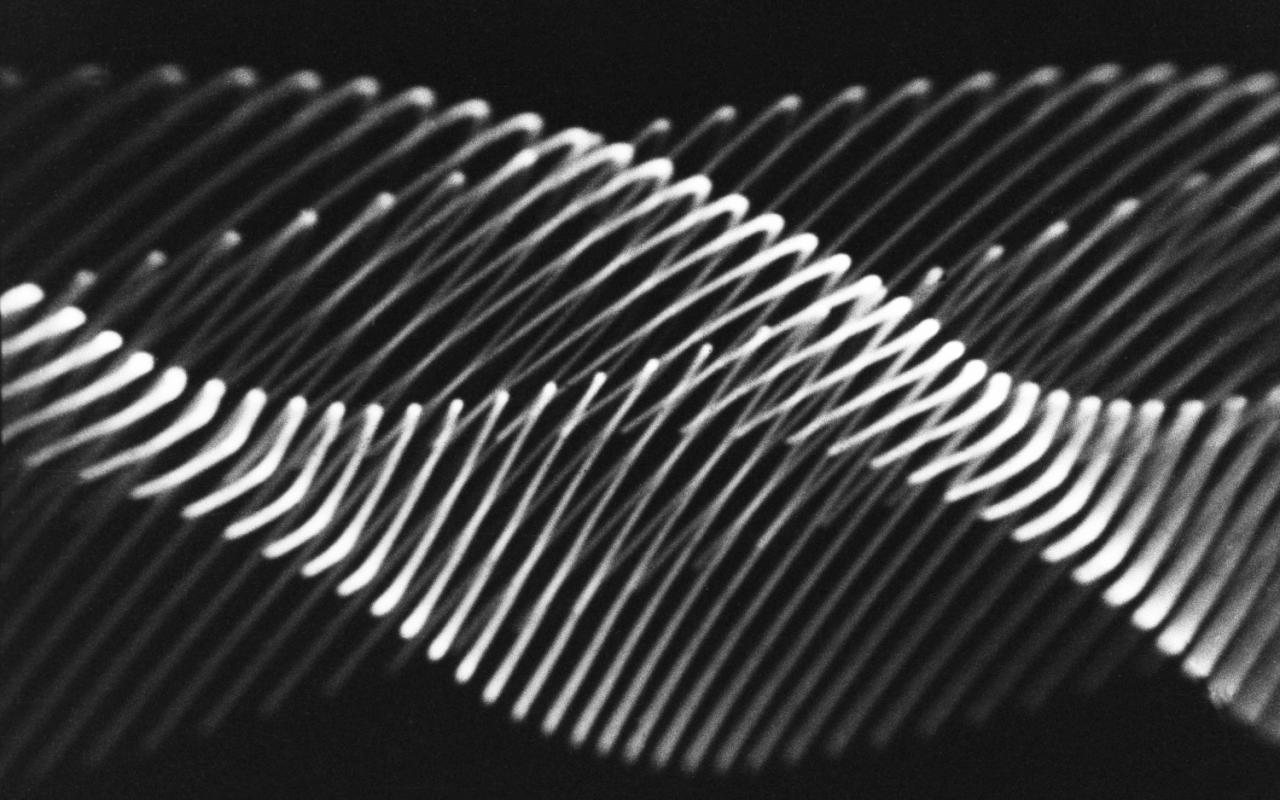 Foto eines Oszilloskop-BIldschirms mit weißen Linien