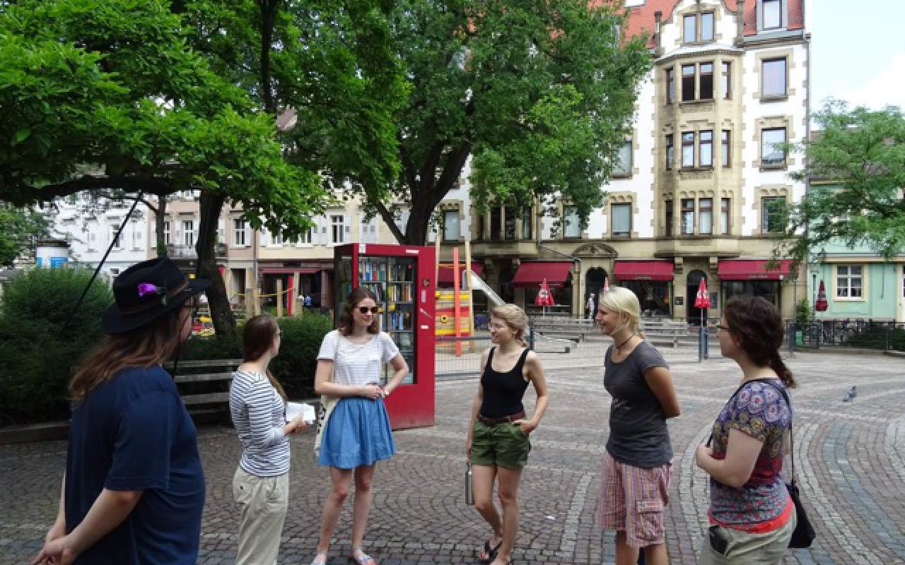 Das Foto zeigt sechs Personen im Halbkreis stehend während der Konsum-Global-Karlsruhe Führung.