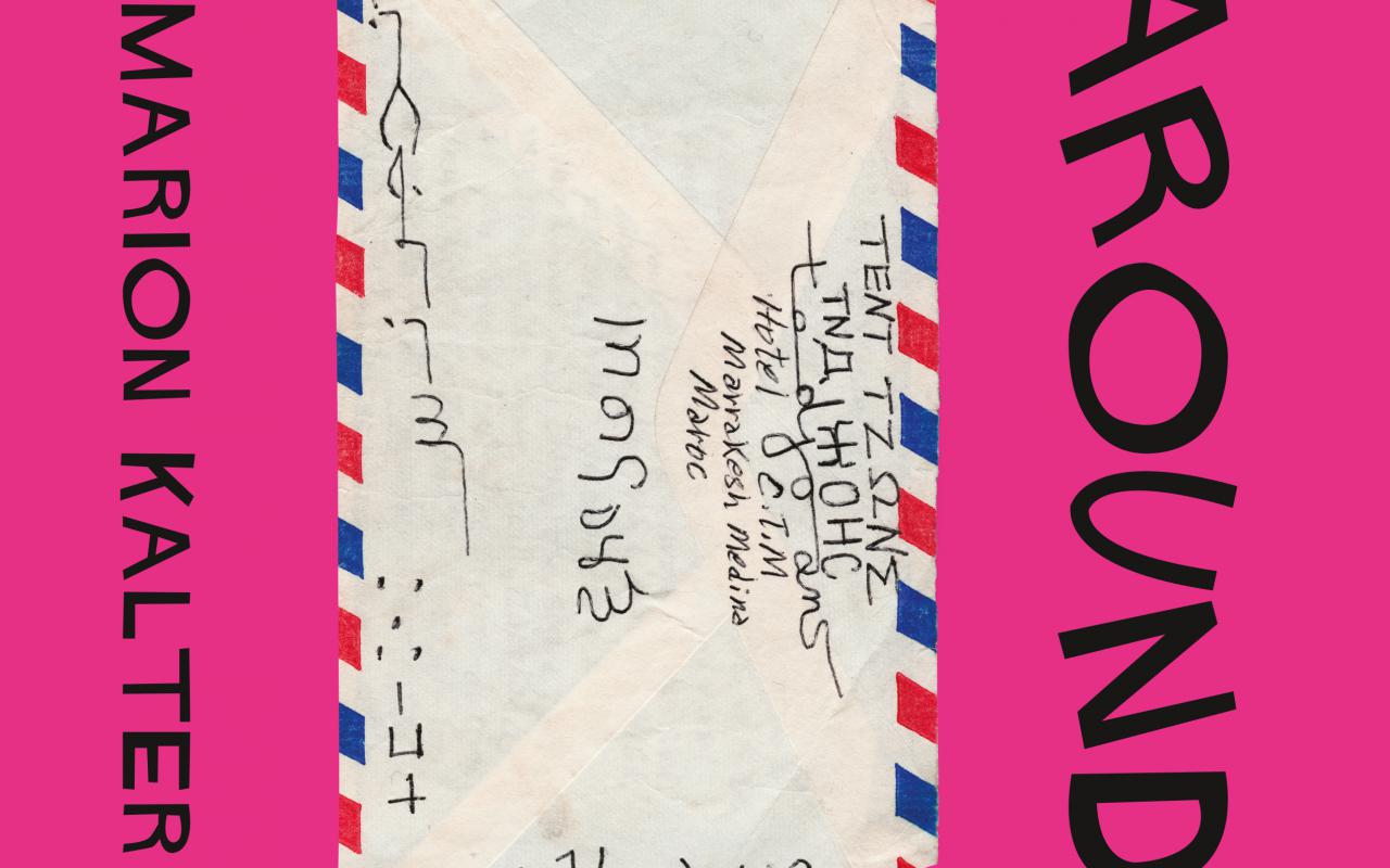 Pinkfarbene Titelseite mit dem Bild eines beschrifteten Briefumschlags, schwarze Schrift.