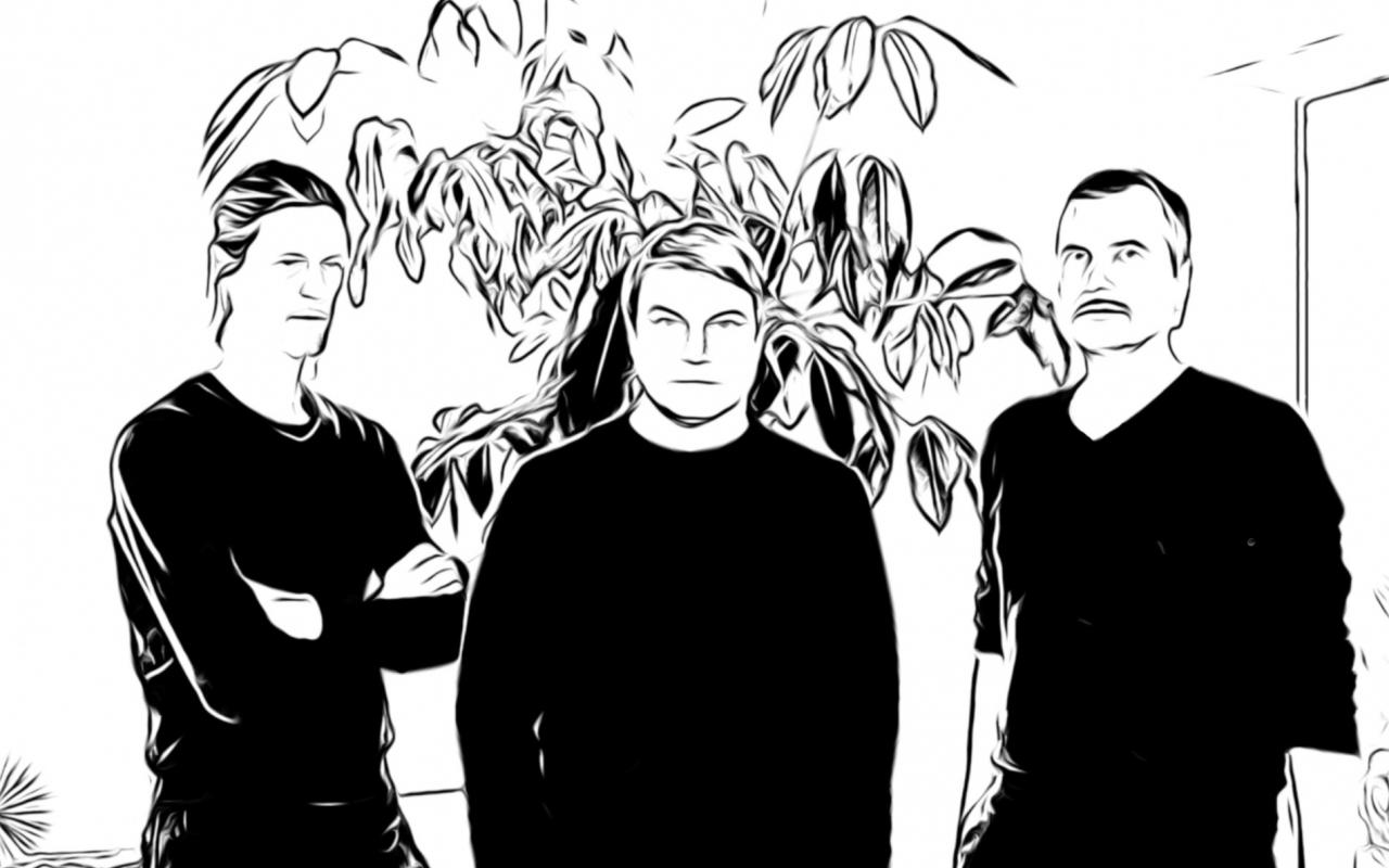 Das Bild ist in schwarz weiß gehalten und erinnert an eine Skizze. Es zeigt drei Männer vor einer Pflanze.